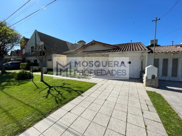 VENTA CHALET estilo mar del plata EN BARRIO CAISAMAR