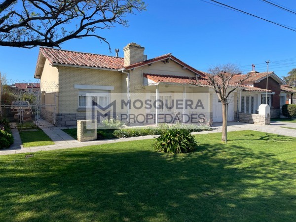 VENTA CHALET estilo mar del plata EN BARRIO CAISAMAR